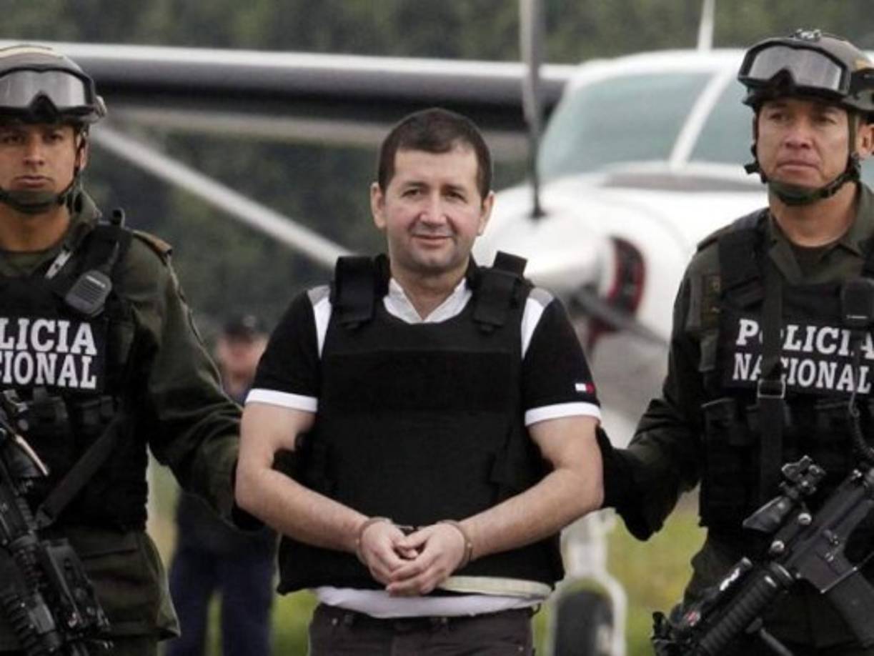 Daniel 'El Loco' Barrera<br/><br/>En 2010 las autoridades de Colombia realizaron una de los más sorprendentes hallazos. Casi 200,000 millones de pesos colombianos (más de 80 millones de dólares) fueron decomisados tras ser hallados en cuatro caletas en Bogotá.<br/><br/>La millonaria suma de dinero pertenecía al narcotraficante Daniel 'El Loco' Barrera. Las caletas estaban en el interior de tres carros: un Volkswagen, un Hyundai, y un Kia, con más de 23 millones de dólares. El otro lote de dinero se encontró en una casa al sur de Bogotá.<br/><br/>'El Loco' Barrera fue capturado en 2012, en Venezuela y posteriormente extraditado a Nueva York, donde un juez lo condenó a 35 años de cárcel y una multa de 10 millones de dólares.