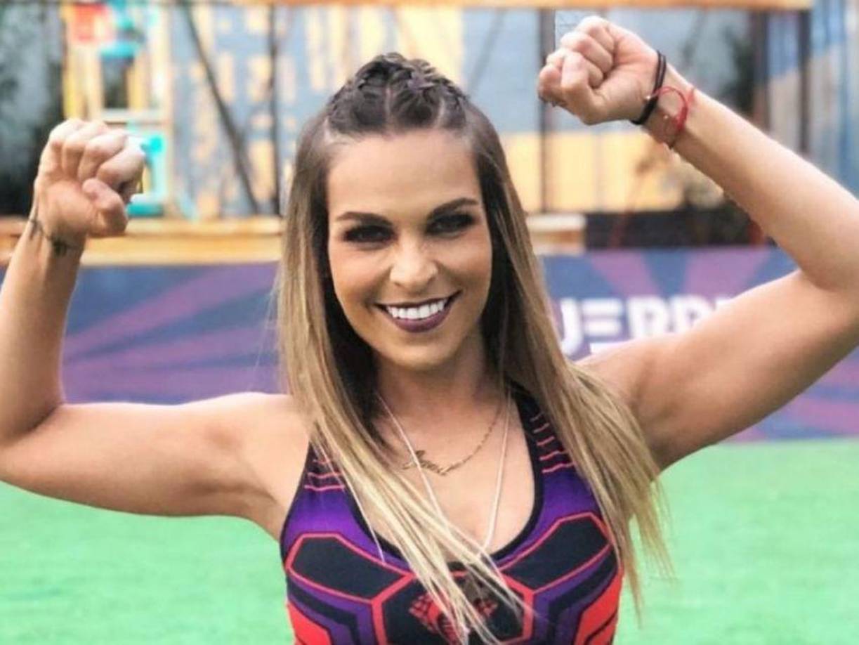 Este acto resultó en ambas bailarinas quedando semidesnudas en un pasillo del Palacio de los Deportes, vestidas únicamente con tangas. 