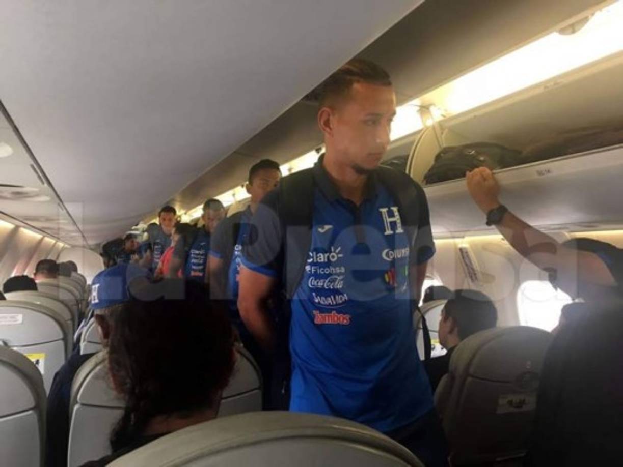 Erick Andino, junto a Jorge Claros, Mario Martínez y Edwin Banegas, jefe de prensa, eran los más conversadores en el avión.