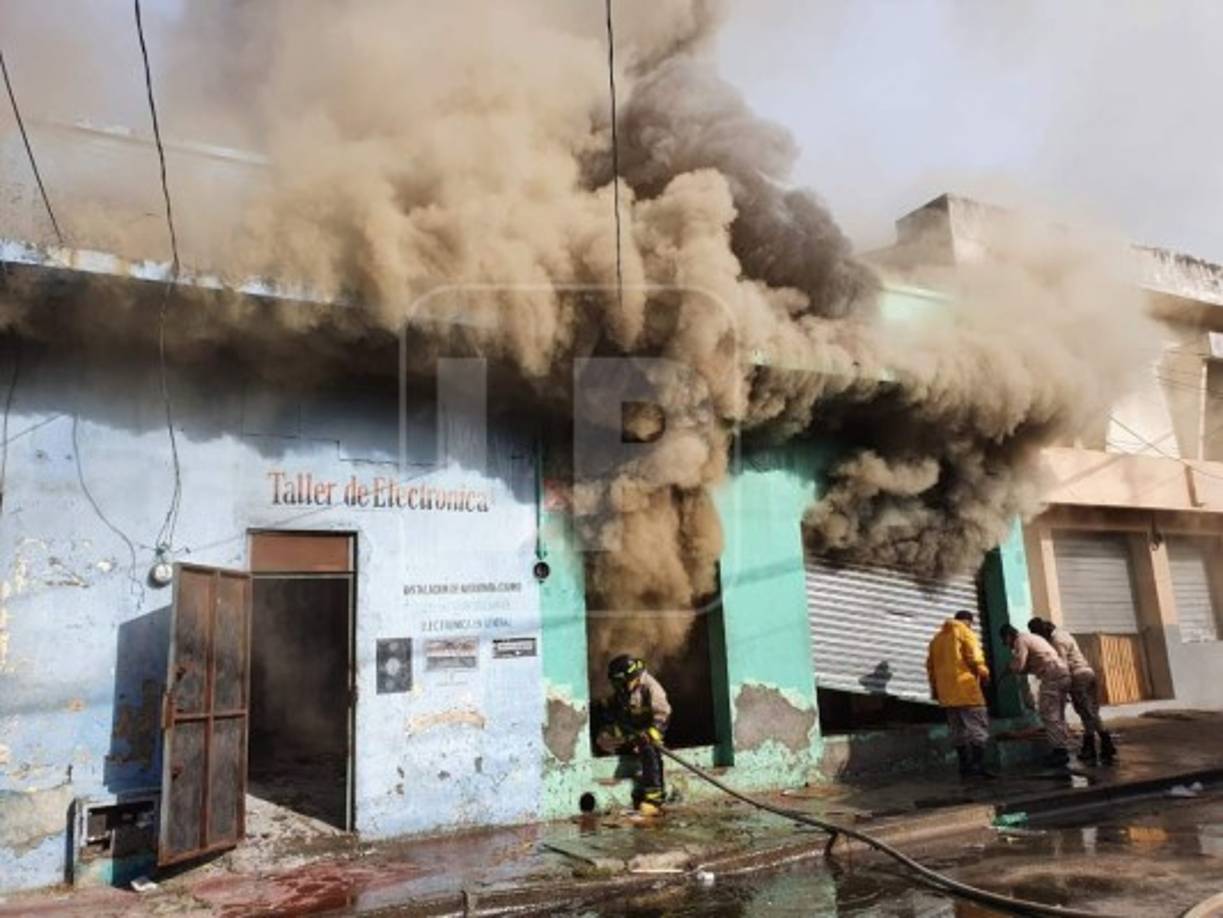 Las llamas comenzaron aproximadamente alrededor de las 6:00 am y de inmediato fueron alertados los miembros del Cuerpo de Bomberos de la zona norte.