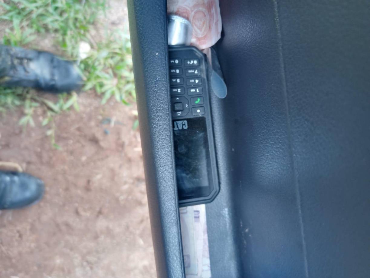 Asimismo, se decomisó varios teléfonos satelitales, los cuales fueron hallados al interior de los automotores. 