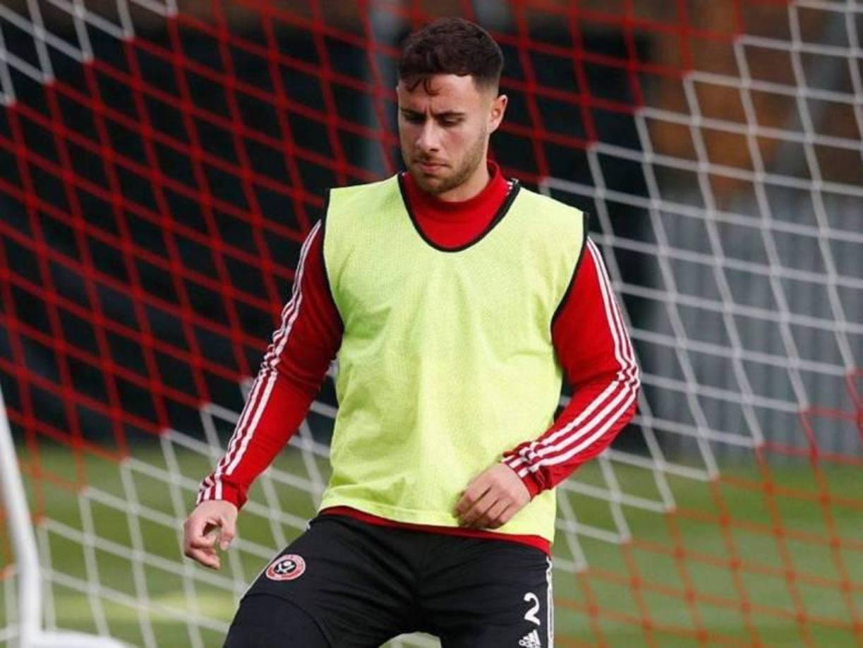  Cuando llegó el servicio de emergencias médicas, los policías que se encontraban en el lugar ya habían sacado al futbolista de la piscina