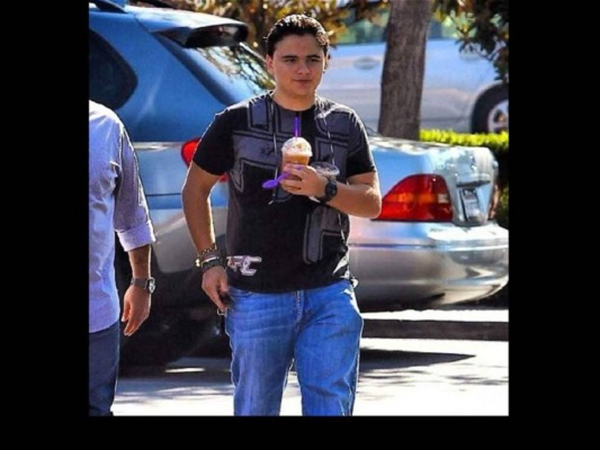 A pesar de su nombre, es un joven que procura llevar una vida normal, alejado de los medios.