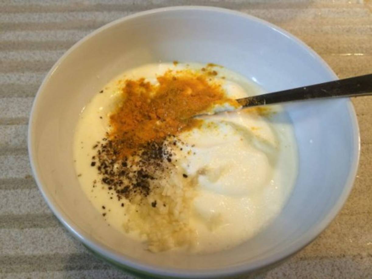 5. Yogur natural y cúrcuma. Realiza una mezcla usando una cucharada de cúrcuma y dos cucharadas de yogur natural (yogur sin sabor). Colócalo en las axilas y déjalo actuar por una media hora. Límpialo y repite todos los días.