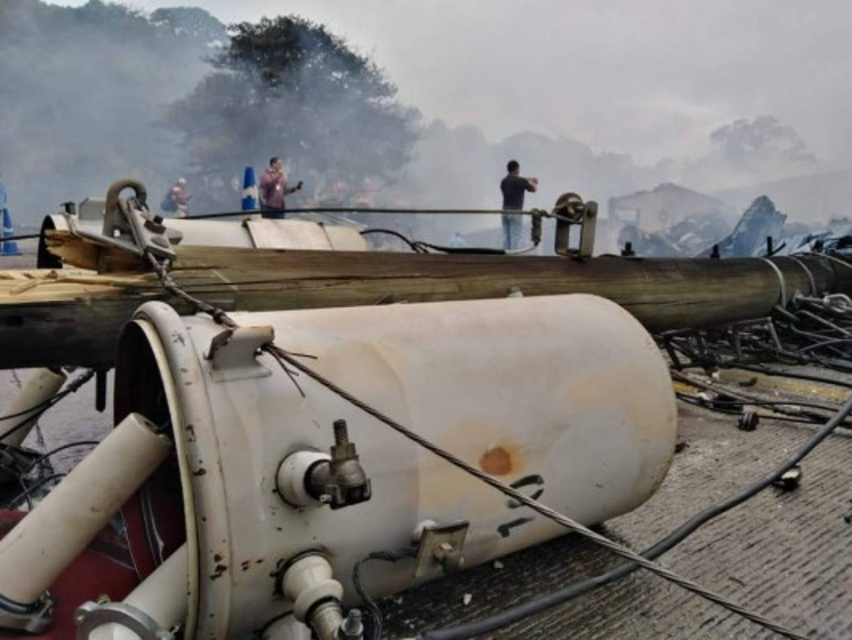 El choque y posterior incendio consumió diez casas y un taller mecánico. Varias personas resultaron heridas.