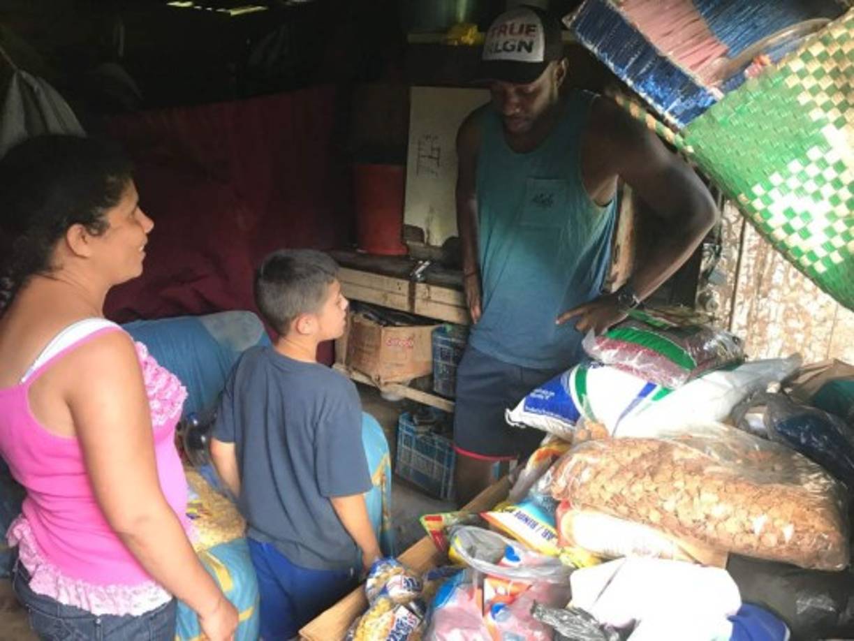 Desde hace cuatro año, Eduardo Solano estaba pendiente de su familia adoptiva como la llama, se habían instalado en su vida y siguen siendo prioridad porque está pendiente de proveerles comida, ropa, está allí en sus cumpleaños, el Día del niño, de la madre y Navdad. El anhelo de ayudarlos iba más allá, sabía que necesitaban una vivienda porque las condiciones no eran las mejores.