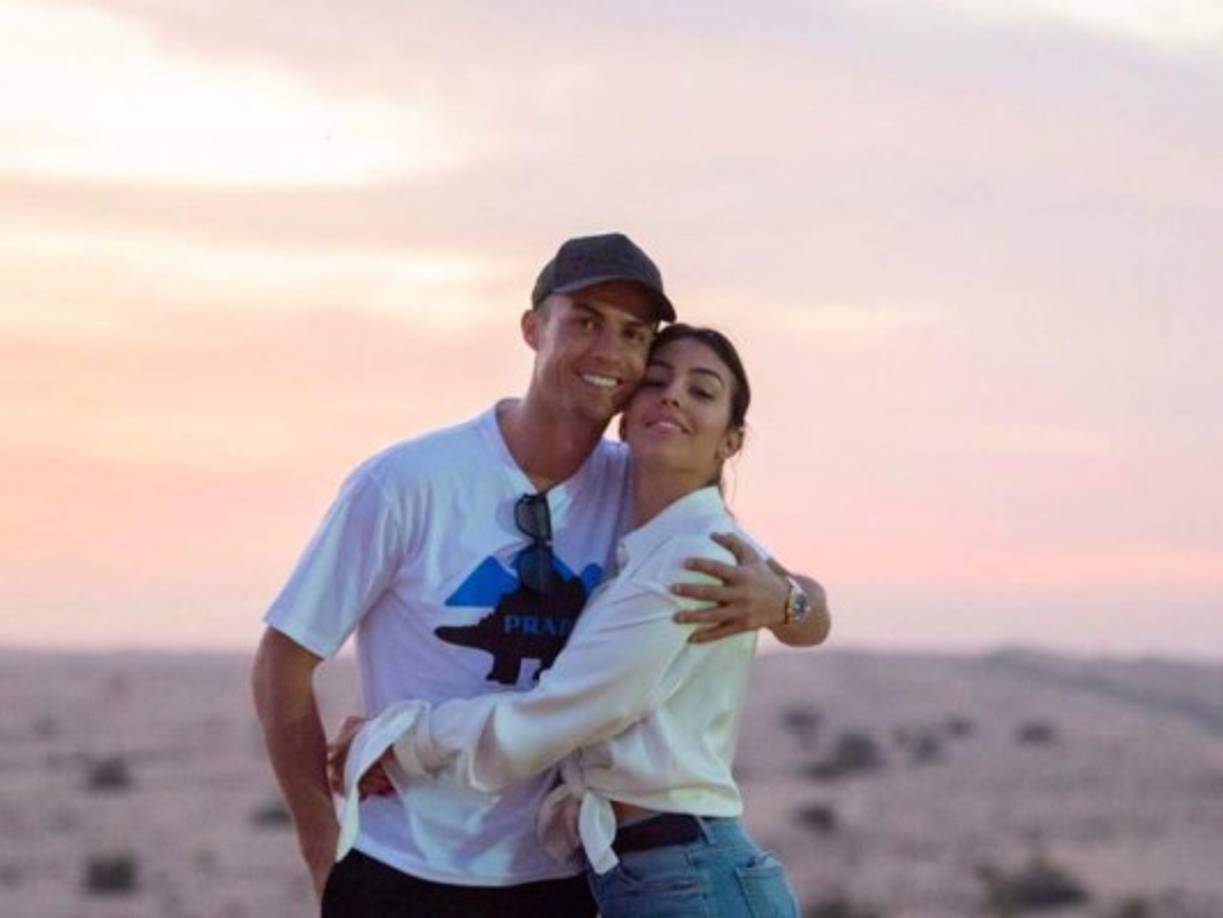 Georgina y Cristiano se conocieron en 2016 en un encuentro fortuito en una tienda de Gucci en Madrid en la que la española trabajaba como dependienta. Pero en ese momento CR7 venía de tener una relación con una joven de Estados Unidos.