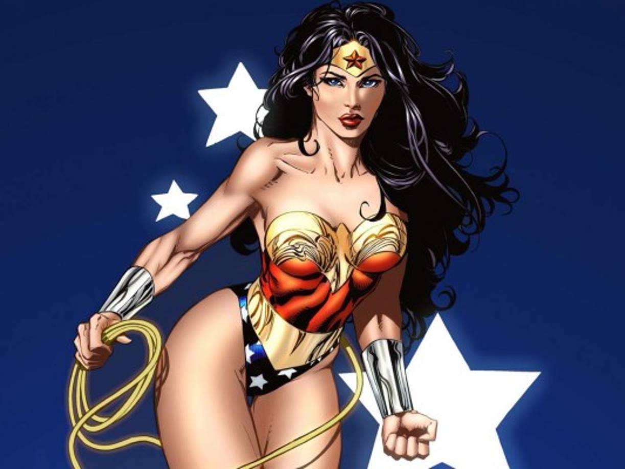 MUJER MARAVILLA<br/>Identidad: Diana de Themyscira/ Diana Prince<br/>Poderes/habilidades: Gran fuerza, inteligencia y vuelo. No envejece, por lo que se le considera inmortal. Sus accesorios incluyen su tiara o diadema, sus indestructibles brazaletes y su famoso lazo mágico, que obliga a los que son atados con él a decir la verdad.<br/>