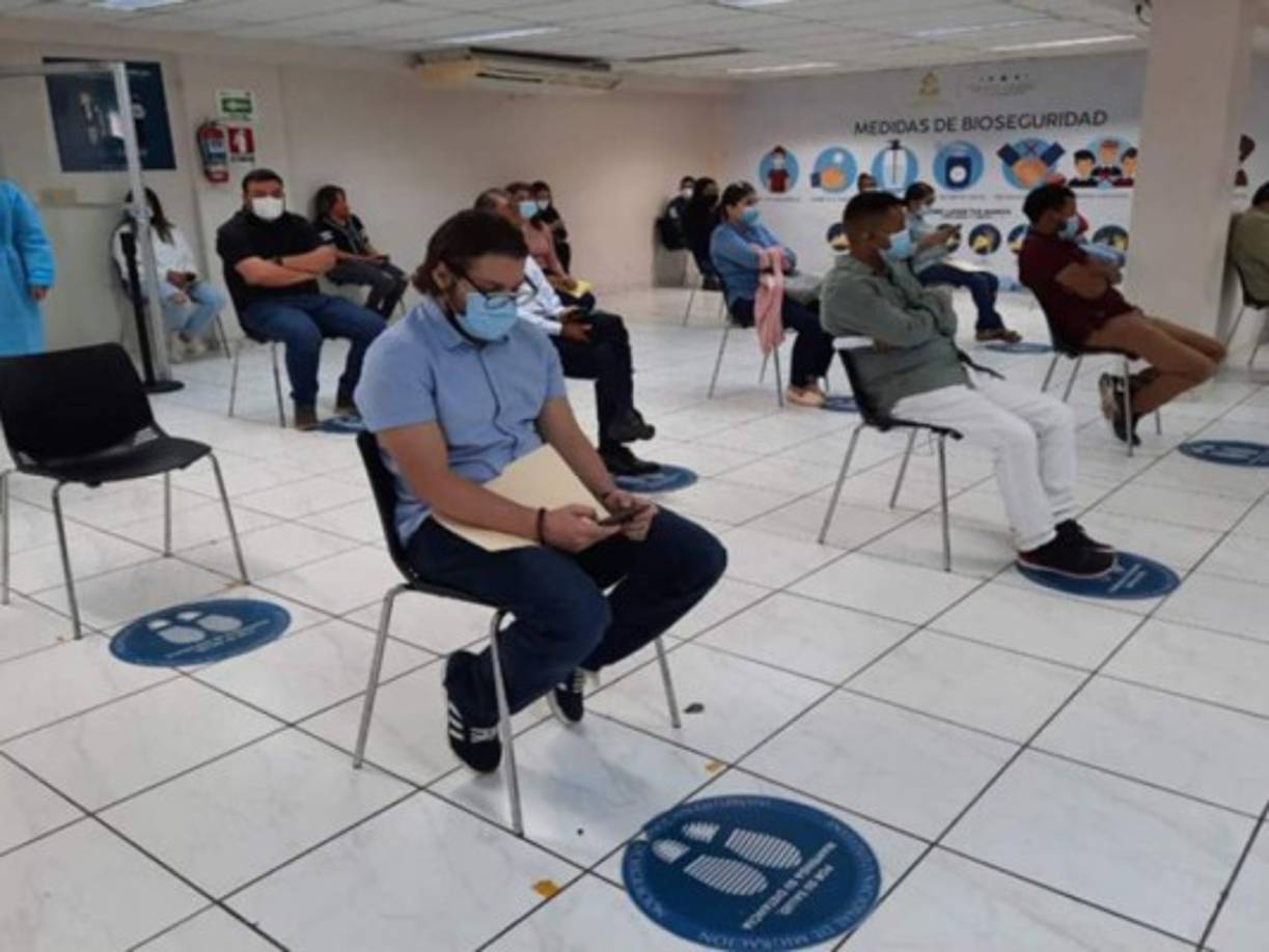 1. Presentarse con ambos padres quienes deben portar sus tarjetas de identidad.<br/>