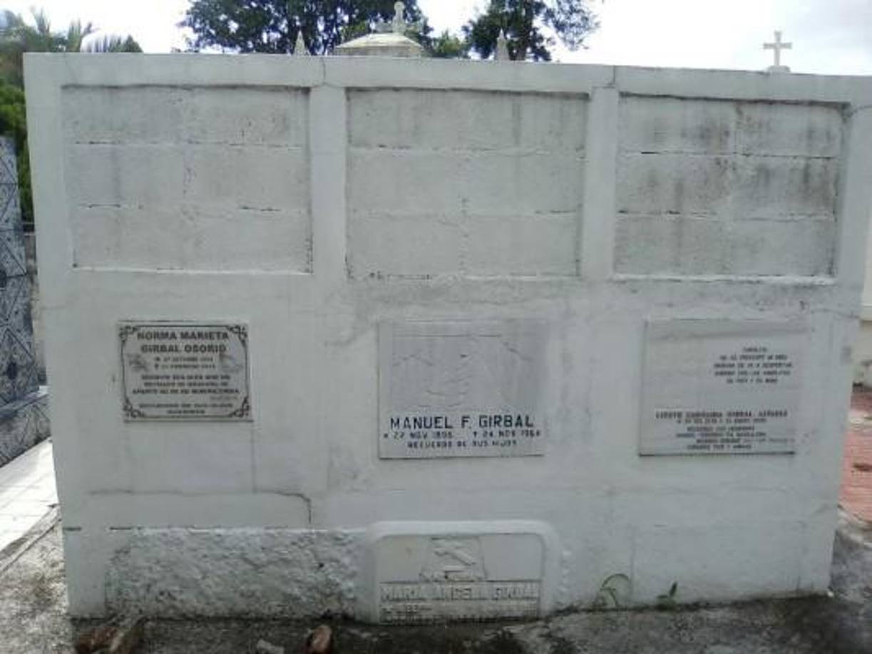 Debajo de la tumba del lado izquierdo de la imagen es donde se hallaba la lápida que fue destruida. “Esta era una de las tumbas más representativas, la cual fue cubierta por un nuevo depósito que violentó el valor histórico del bien patrimonial. El daño se llevó a cabo entre los años 2012-2013, cuando Manuel Rodríguez era el administrador del cementerio. El daño se puede subsanar colocando el cadáver invasor en otro depósito para recuperar el espacio que queda”, indicó Fajardo.