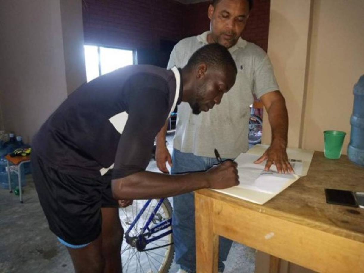 El mediocampista Juan Bayton es nuevo jugador del Tela FC. Ya firmó su contrato.