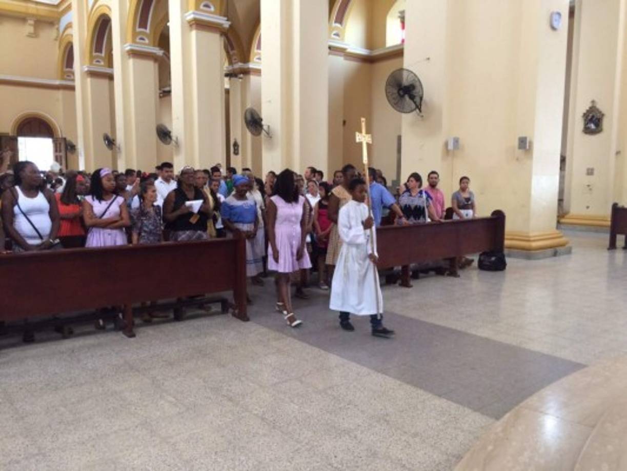 Decenas de garífunas acudieron a la catedral de San Pedro Apóstol para dar inicio a los festejos por el 218 aniversario de su llegada a Honduras.