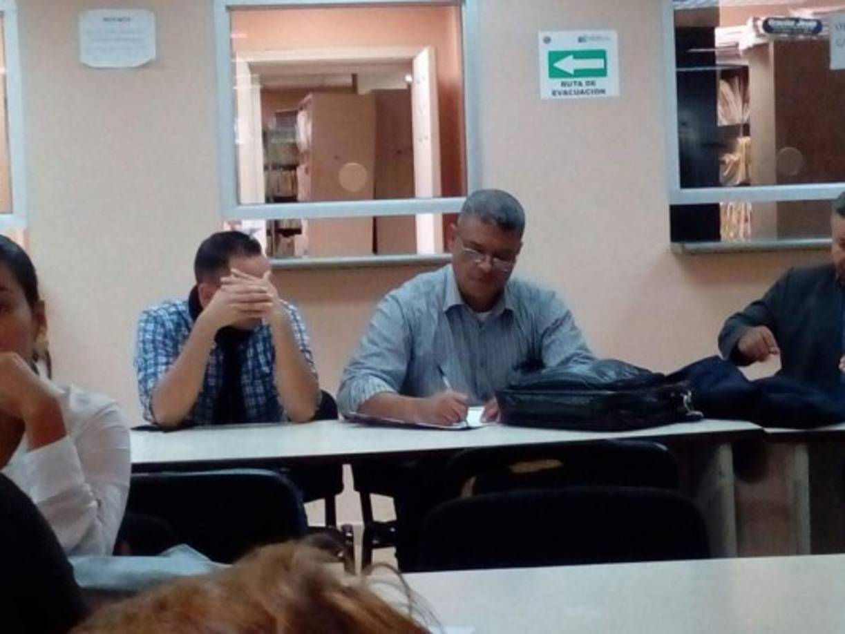 La abogada de la familia Collier, Vilma Zúniga, confirmó que se mantienen las medidas sustitutivas aplicadas a Carlos Alfredo Alvarenga, alias 'Susano' por el asesinato del universitario Carlos Emilio Collier de 20 años. Alvarenga llegó a los tribunales acompañado de su abogado. El crimen del universitario Carlos Emilio Collier Núñez, quien tenía 20 años de edad y era pasante del segundo año de la carrera de Informática, ocurrió el pasado 11 de octubre en la capital hondureña.