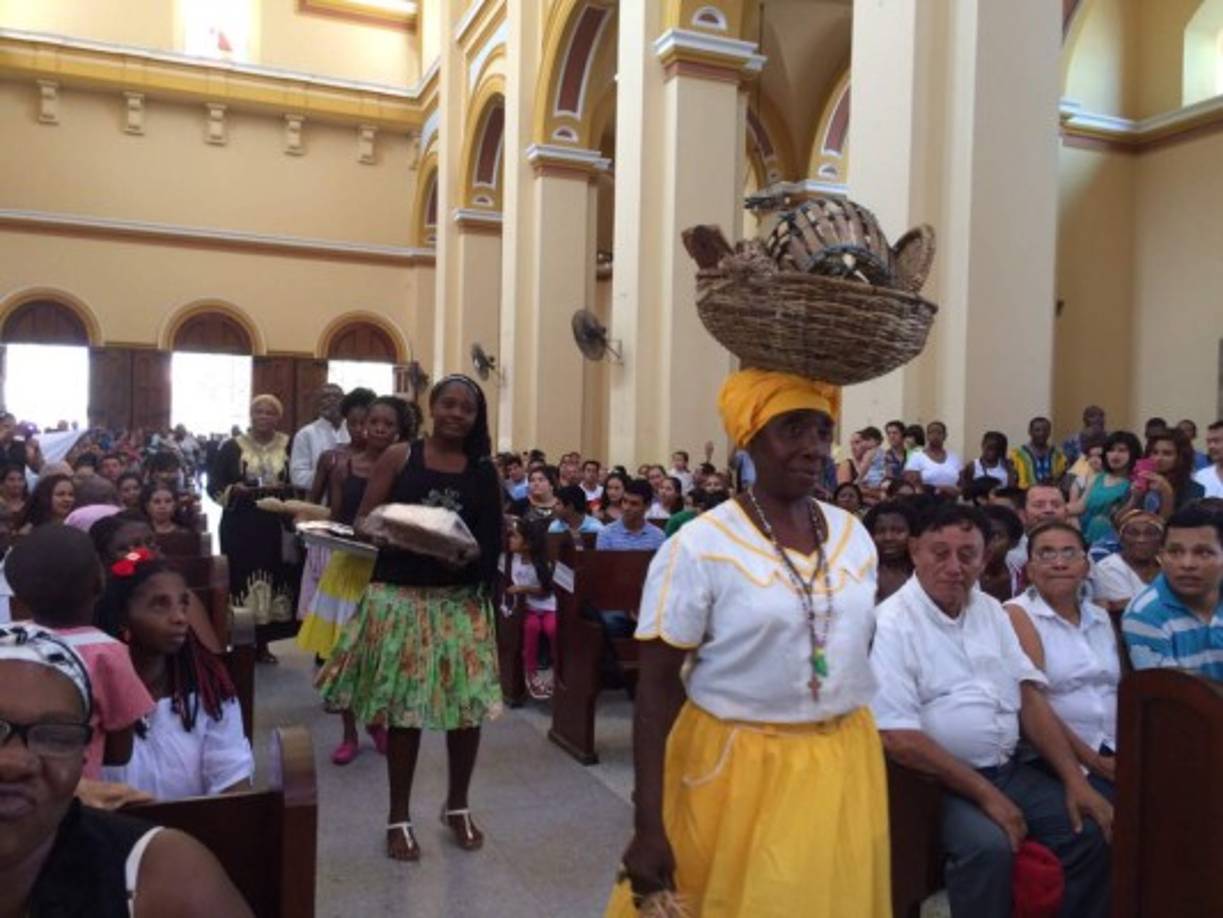 Decenas de garífunas acudieron a la catedral de San Pedro Apóstol para dar inicio a los festejos por el 218 aniversario de su llegada a Honduras.