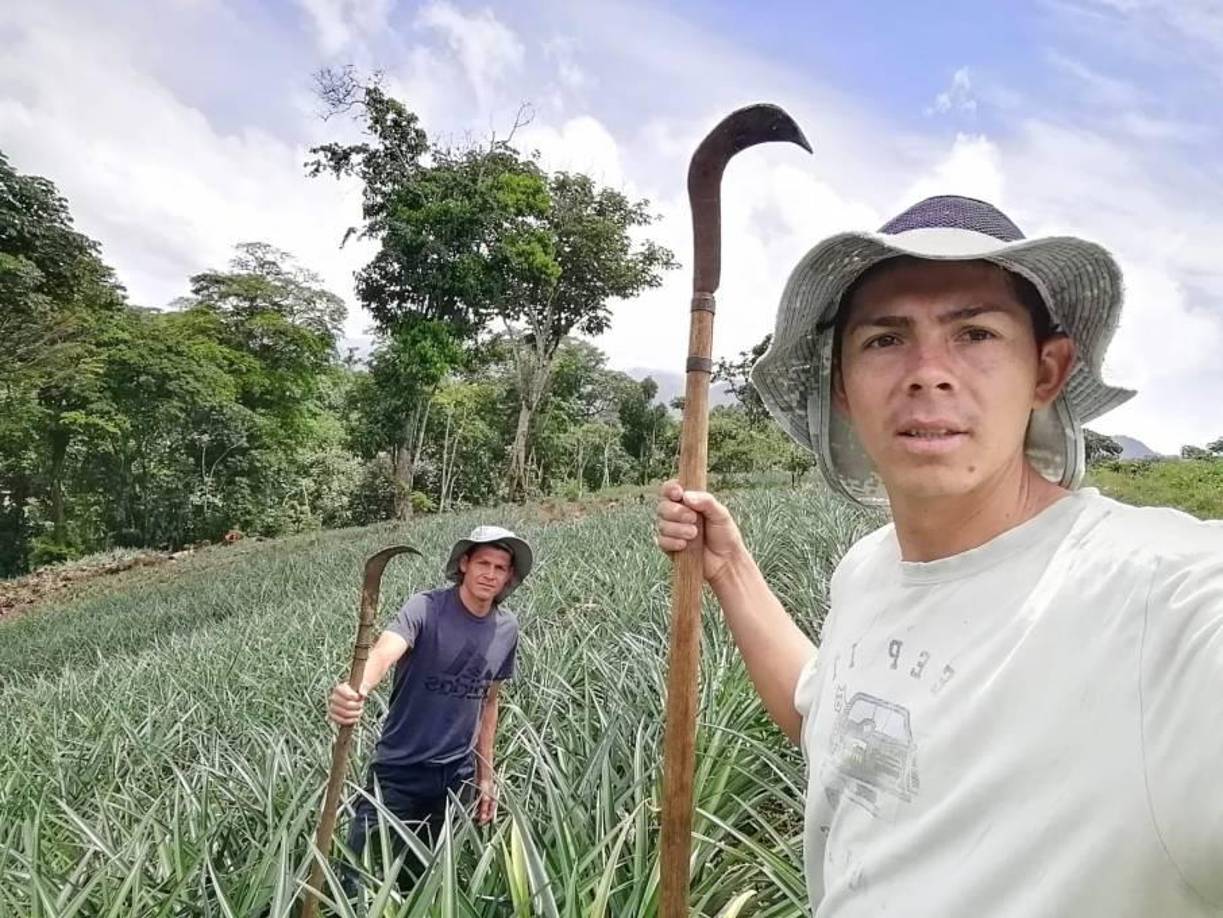 Francisco Martínez es de familia futbolera ya que su hermano Darinel se desempeña como árbitro. En sus horas libres, ambos trabajan en el campo.