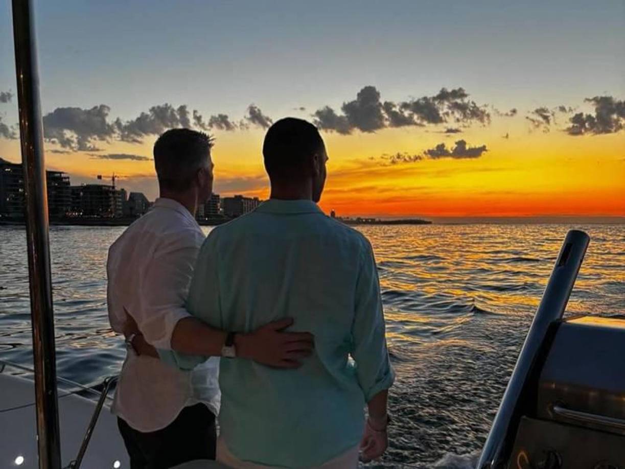 Mientras tanto, Ralf ha seguido adelante con su vida. Tras hacer pública su homosexualidad, el ex piloto presentó a su actual pareja, Etienne, en una publicación de Instagram que no pasó desapercibida. “Lo más bello de la vida es cuando tienes a tu lado al compañero adecuado con quien compartirlo todo”, escribió junto a una imagen de ambos, una declaración que rápidamente se convirtió en viral.