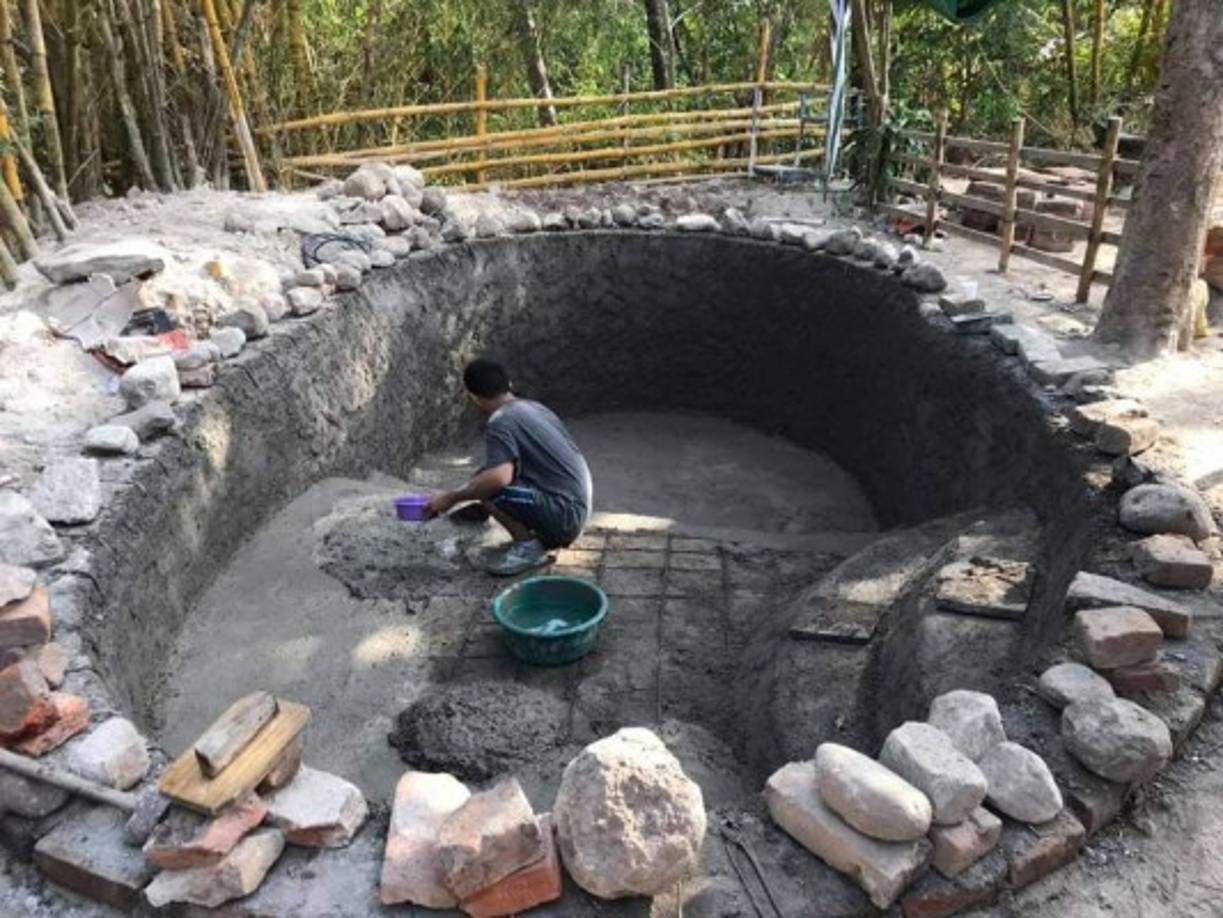 La piscina fue fortificada con varilla de un cuarto para que no se filtrara el agua a la tierra.