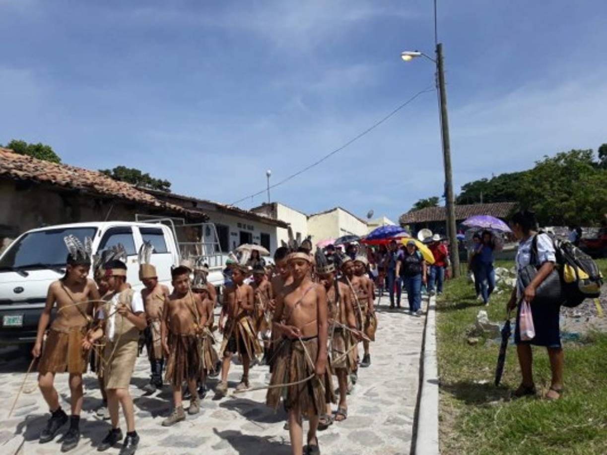 Más de 500 personas entre alumnos, pobladores y autoridades se congregaron en este evento que busca promover las raíces y la belleza que caracteriza a este departamento.