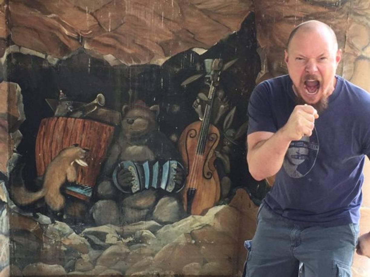 Por lo que ha tenido que alejarse de los escenarios y realizar trabajos como conserje, entre otros.