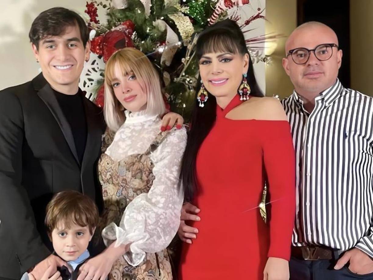 La fotografía en cuestión, se puede apreciar a Maribel Guardia en el suelo junto a su nieto, mientras que su nuera, Imelda Tuñón, aparece al lado de Marco Chacón. 