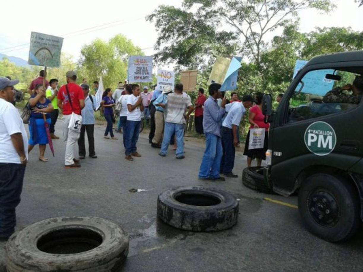 En manifestación en la carretera CA-13 a la altura del puente sobre el río Lean también participan miembros de la Resistencia.