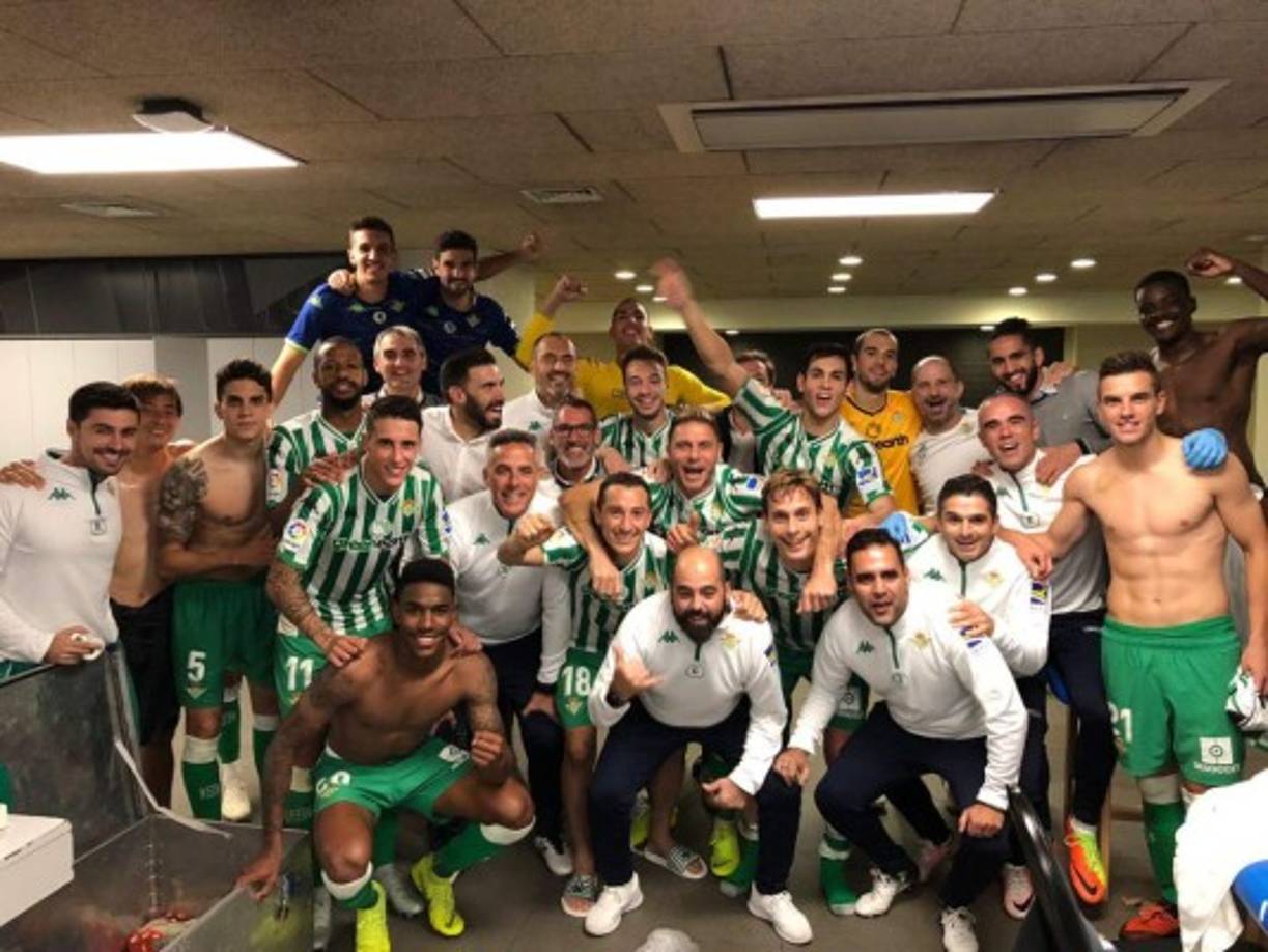 Barcelona's Uruguayan defender Ronald Araujo (C) reacts as he is escorted off the pitch during the Spanish league football match between Real Betis and FC Barcelona at the Benito Villamarin stadium in Seville on February 7, 2021. (Photo by CRISTINA QUICLER / AFP)