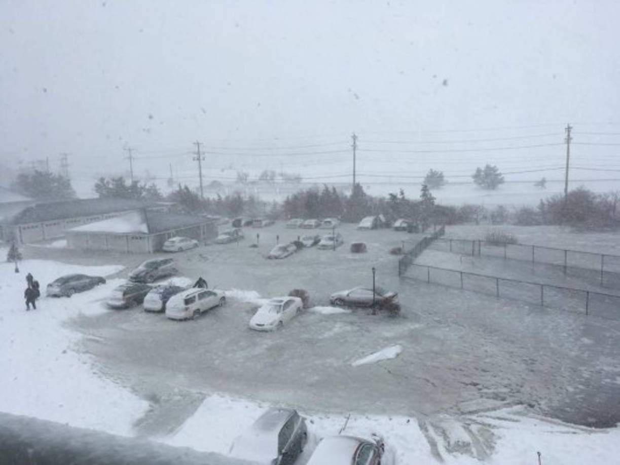El agua del mar llegó hasta unas siete millas al noreste del centro de Boston, donde más de un pie de agua helada llenó las vías de la calle Revere y Winthrop Parkway.