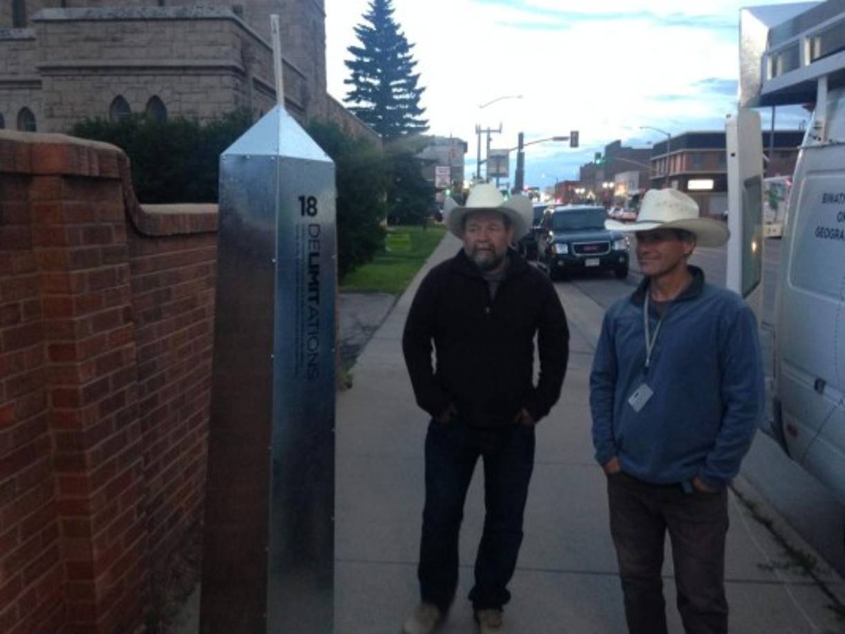 En Wyoming, dos artistas mexicanos colocaron un monumentos en los puntos donde estaba ubicada originalmente la frontera entre México y EUA.