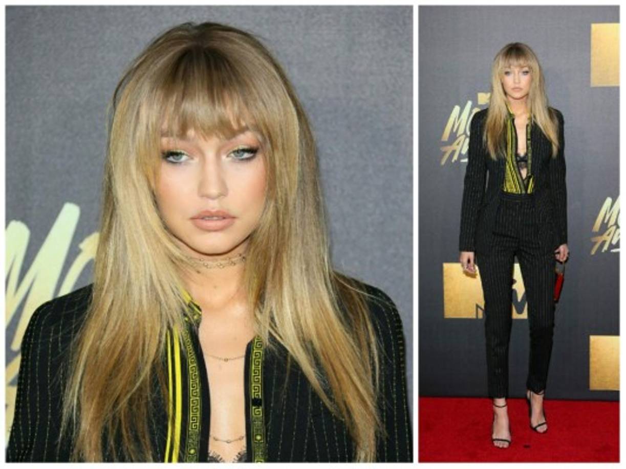 La otra presentadora de la noche, Gigi Hadid, se decantó por un traje de chaqueta y pantalón con estampado pinstripe firmado por Versace, una camisa de prints geométricos perteneciente a la misma firma y un sujetador de encaje negro que ponía el contrapunto sexy a un look muy working girl.<br/><br/>
