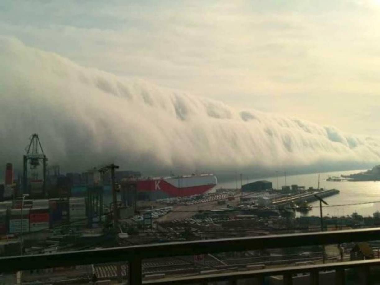 La ola de nubes fue ingresando lentamente por las calles y edificios de la ciudad, dejando todo dentro de un denso y misterioso banco de niebla.