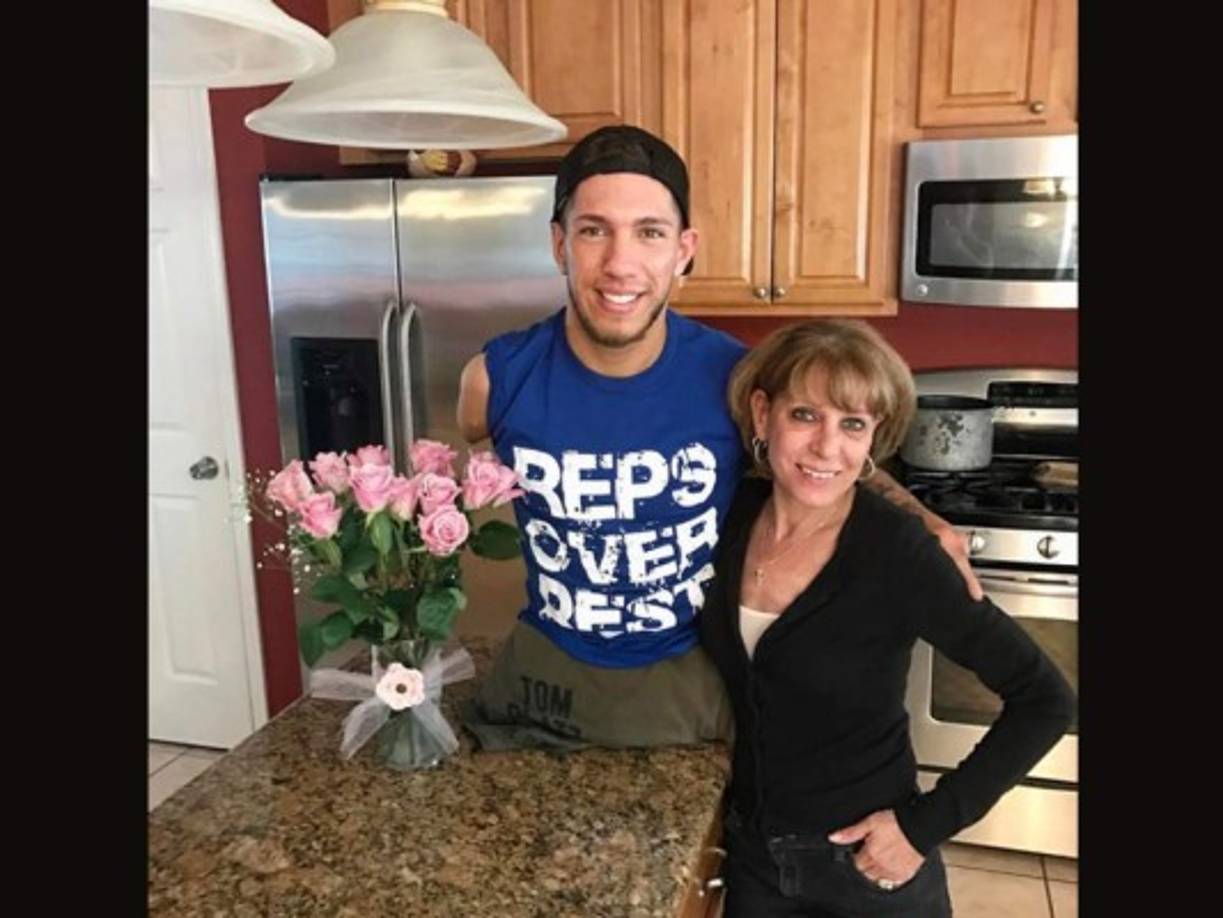 En su cuenta de Instagram ya tiene más de 200 mil seguidores con quienes comparte fotos y videos inspiradores. En esta foto con su madre.