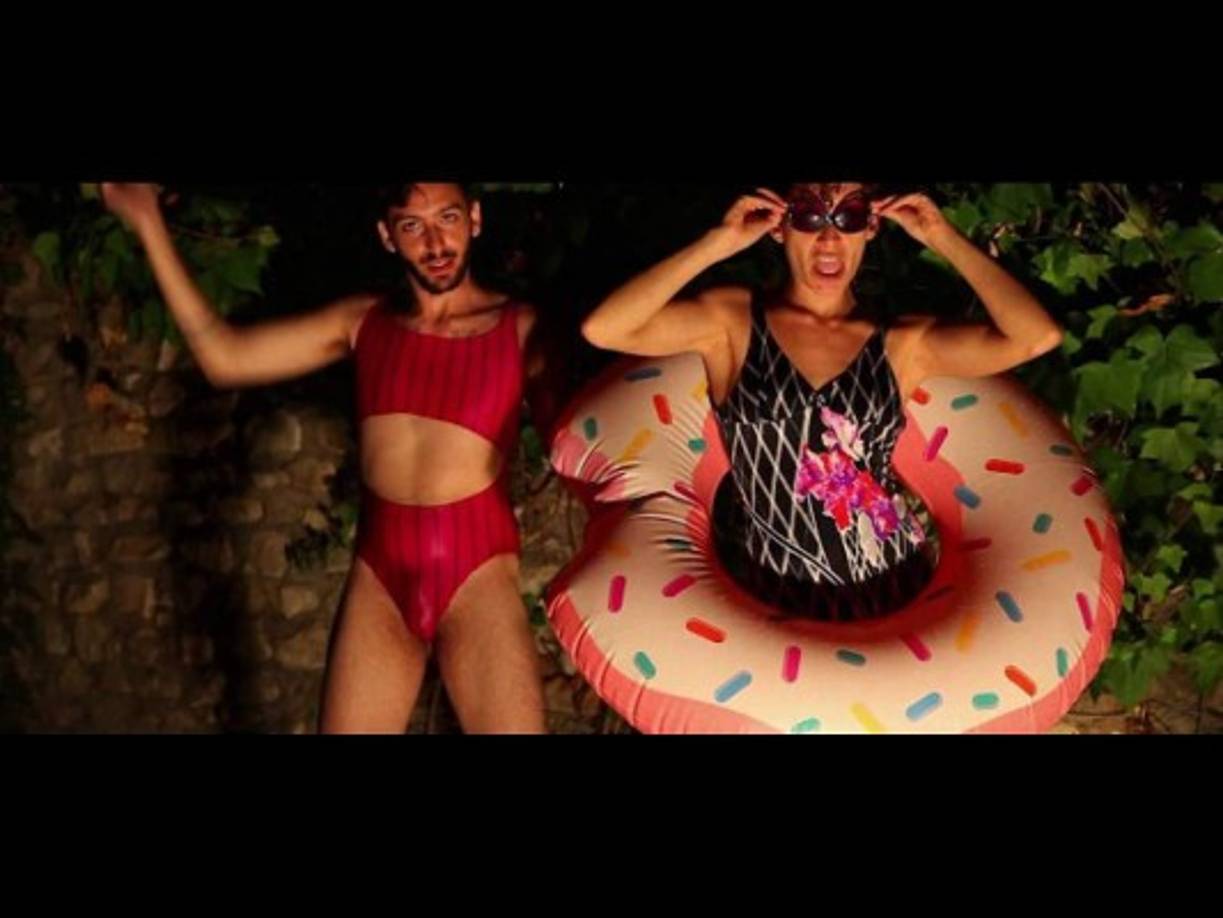 ¿Cómo dicidieron entrar a The Xfactor España?<br/>El salto al formato reality show, a Factor X, fue una apuesta a ciegas. 'Ella tenía un ritmo de trabajo loco en Madrid y supuso un esfuerzo considerable participar en castings. Yo tuve que echar un capote', comenta Alejandro, de 25 años, y ahora malagueño de honor. <br/>Por su parte, Pilar tiene 24 años y, sobre todo, las ideas claras. 'No hay barrera entre mi yo y el show. <br/>La canción surge de nuestro interés por el dancehall jamaicano, pero esta cultura es muy sexista y homófoba. Está prohibido, por ejemplo, hacer sexo oral a una mujer. Y ha llegado el momento de que nos coman el donut', reivindica. Ese debate, recurrente entre los primos, hizo que dieran el paso a cantar.