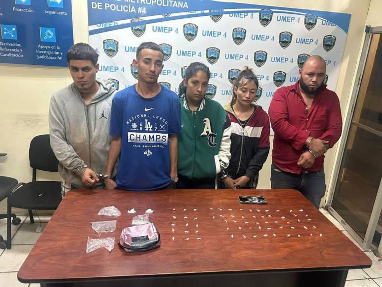 La Policía capturó a cinco supuestos pandilleros, vinculados presuntamente en la muerte de los jóvenes. El Ministerio Público los requirió por tres delitos y este mismo martes fueron presentados en audiencia de declaración de imputados, en la cual se les dictó detención judicial y se les fijó audiencia inicial para el jueves 4 de julio a las 10:30 am. 