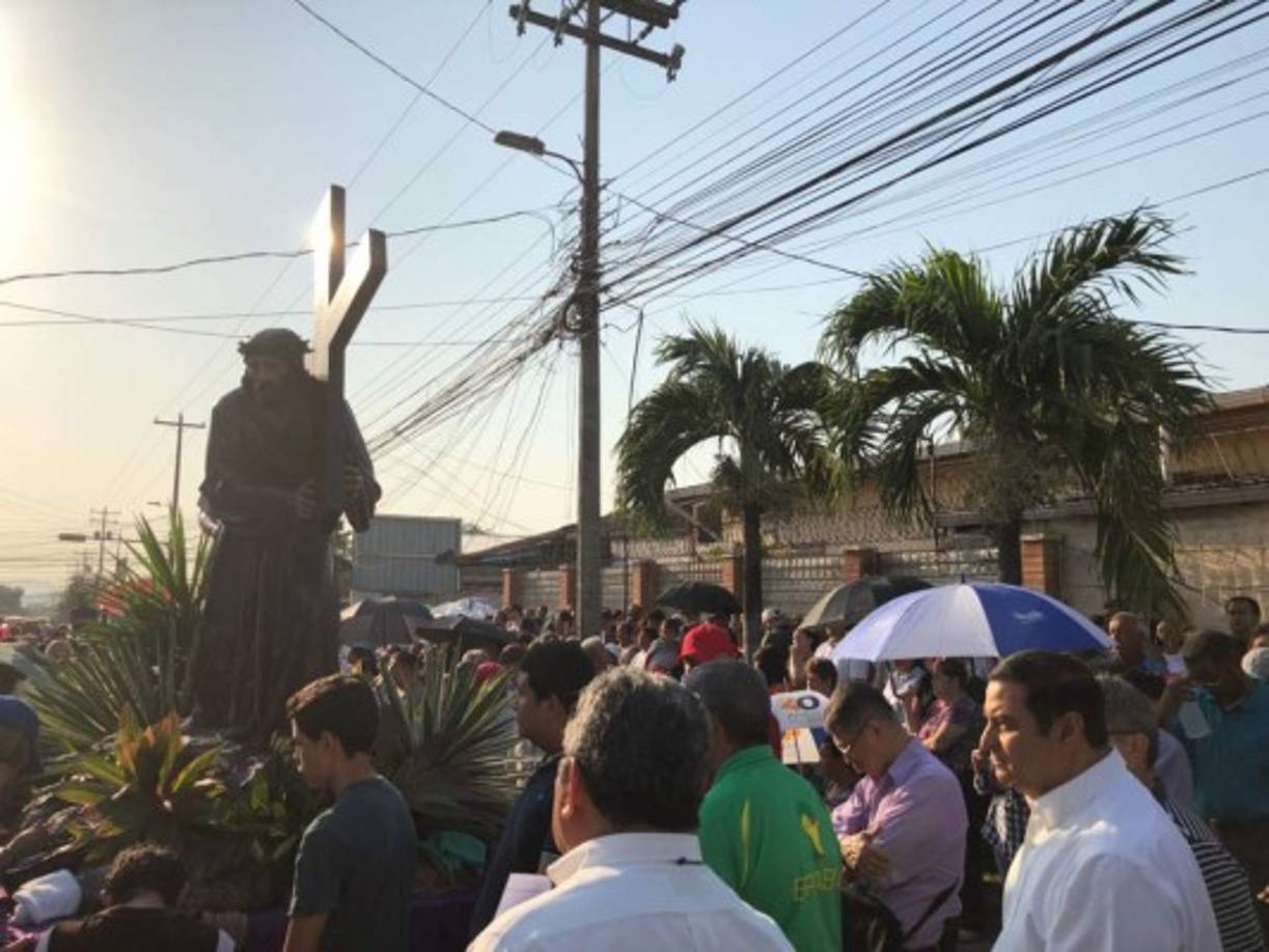 La imagen de Jesucristo con la cruz a cuesta recorrió las calles del centro de la ciudad.
