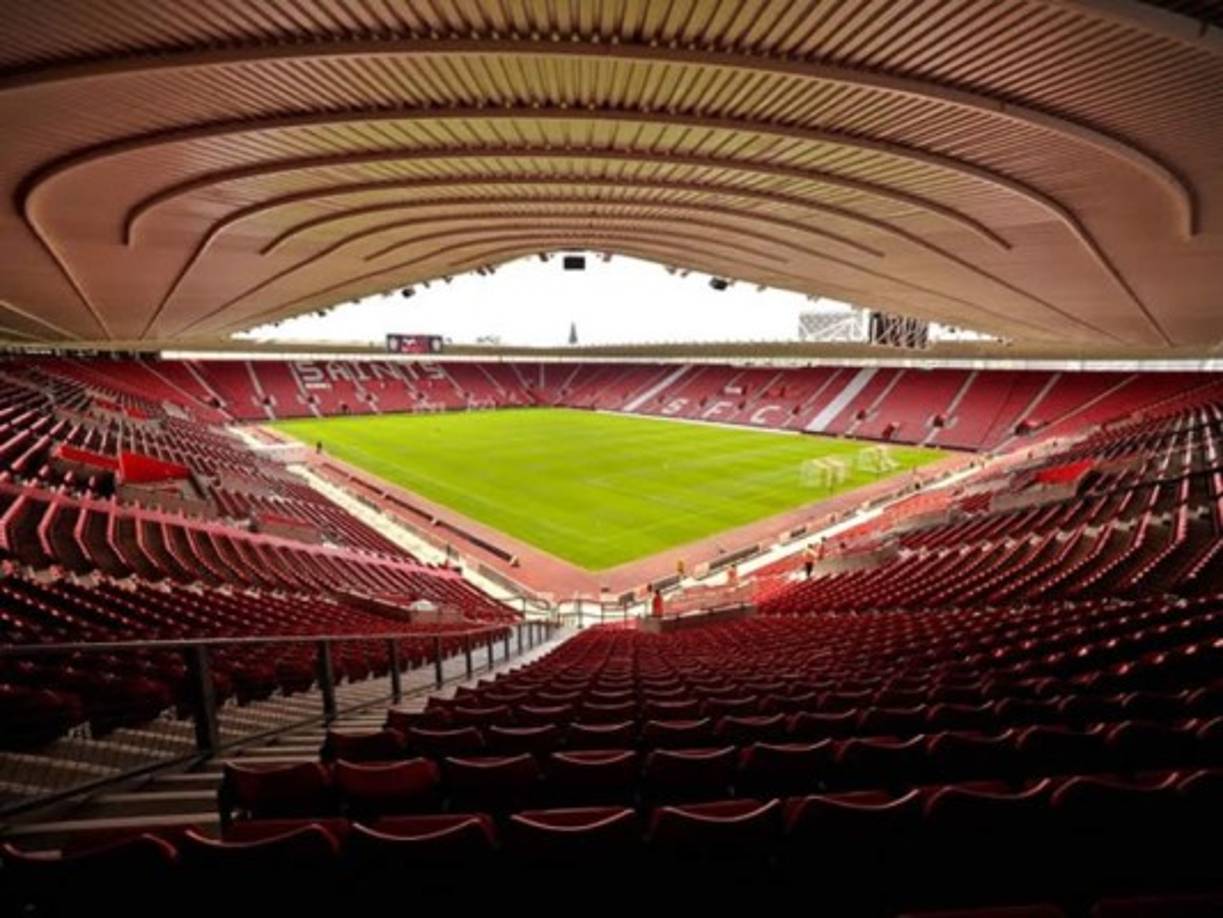 St Mary's Stadium - Inglaterra. Pero en Europa también existen estadios con presencias sobrenaturales, uno de ellos es el St. Mary’s Stadium, la cancha en donde juega el Southampton y se ubica en la misma ciudad de Inglaterra. El mismo se construyó en el año 2000 y fue allí en donde los obreros iniciaron a encontrar restos humanos, así como espadas y cepillos.