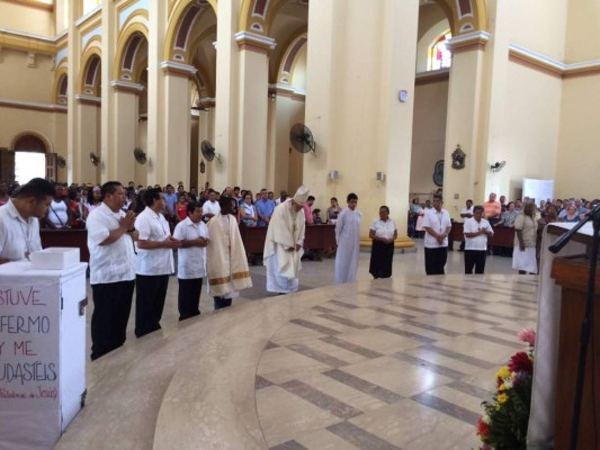 Decenas de garífunas acudieron a la catedral de San Pedro Apóstol para dar inicio a los festejos por el 218 aniversario de su llegada a Honduras.