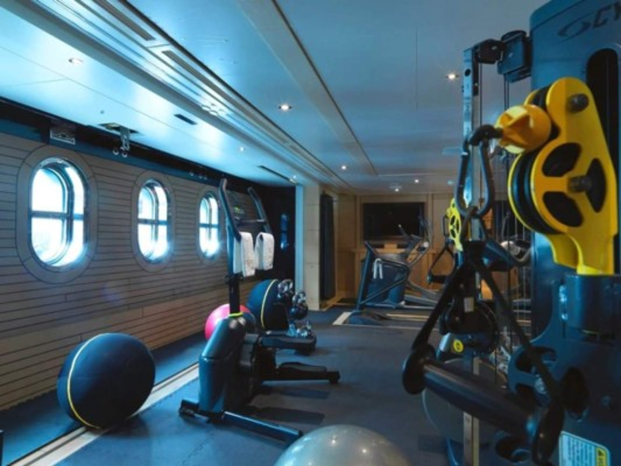 Además del spa , tiene un gimnasio de primer nivel con númerosas máquinas.