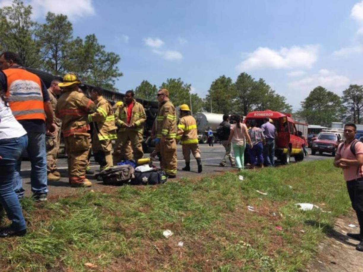 Momentos cuando el personal del Cuerpo de Bomberos y Cruz Roja brindando los primeros auxilios.