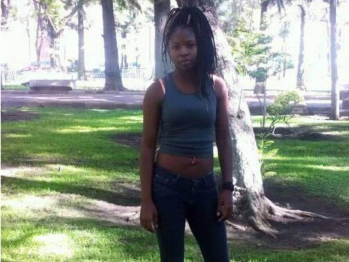 El dolor y la tristeza que embarga a la familia de la hondureña Magda Meléndez no tiene consuelo, más aún con las fuertes sospechas de que la joven no se cayó de la 'Bestia' sino que fue empujada. El pueblo garífuna de Corozal se entero de la noticia de la muerte de Magda el pasado lunes y la primera información que conocieron es que ella, debido al cansancio se durmió y cayó del 'tren la muerte', pero conforme pasan los días surgen otras hipótesis sobre su fallecimiento. El hecho ocurrió en Nuevo Laredo, México. Un albergue de migrantes conocido como Hermanos en el Camino asegura informa: 'Según los medios de comunicación, se cayó por cansancio de uno de los vagones a las vías del tren. Sin embargo, según la información de uno de sus compañeros de viaje que se encontraba arriba de uno de los vagones cuando sucedió, los guardias del tren la habían empujado y jalado hasta que ella cayó'.