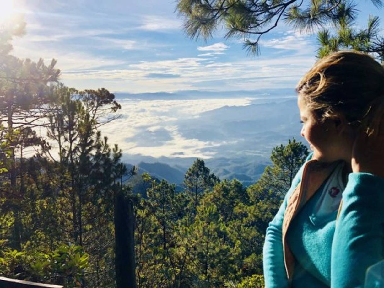 La periodista Mariela Tejada relata su aventura para llegar a la cima más alta de Honduras:<br/>Diez horas de camino a pie fueron recompensadas cuando llegué a la cima del punto más alto de Honduras: el Cerro Las Minas. Desde ahí pude apreciar el amanecer en medio del bosque nublado y frío de Celaque y experimenté la salida del sol debajo de una extensa cobija de nubes, rodeada de verdes montañas de pino. Son 10 horas caminando desde el centro de visitantes en la comunidad de El Naranito, en San Manuel de Colohete, a Las Minas.