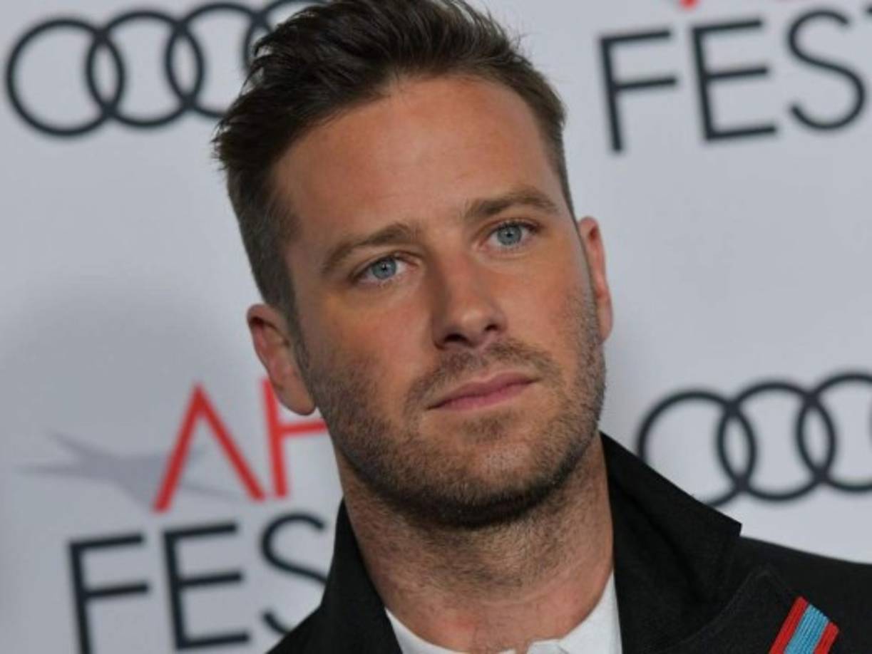 Una fuente dijo a Daily Mail que las imágenes describen su espiral descendiente hacia las drogas y la depravación.