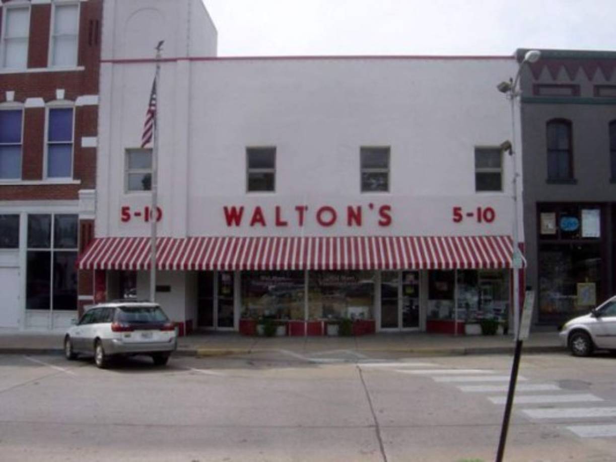 La primera tienda Wal-Mart fue inaugurado en 1962 por el Sam Walton. Se llamaba Walton Cinco-Diez. <br/>