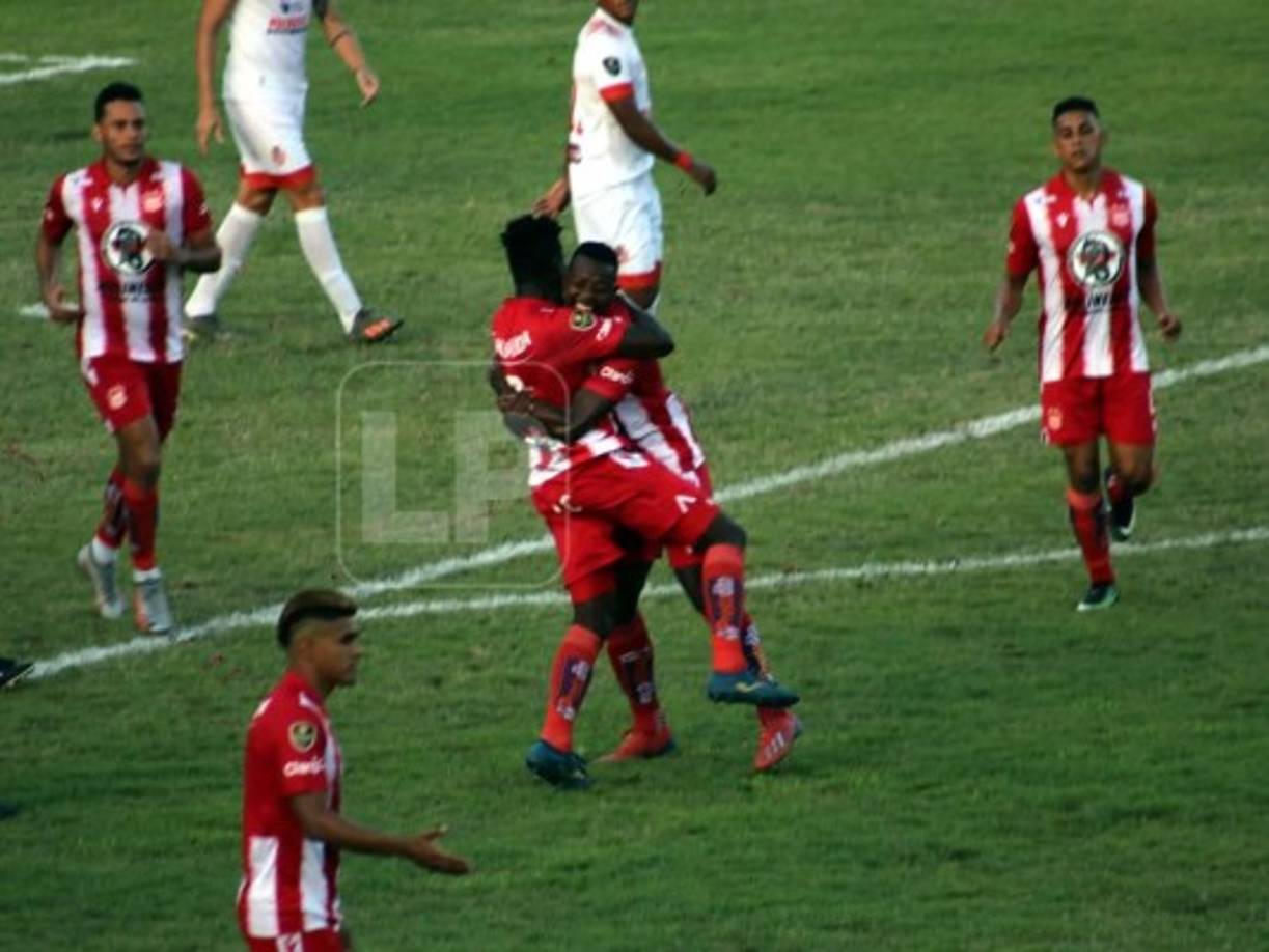 Bryan Barrios celebrando su gol con un fuerte abrazo con José Velásquez Colón.