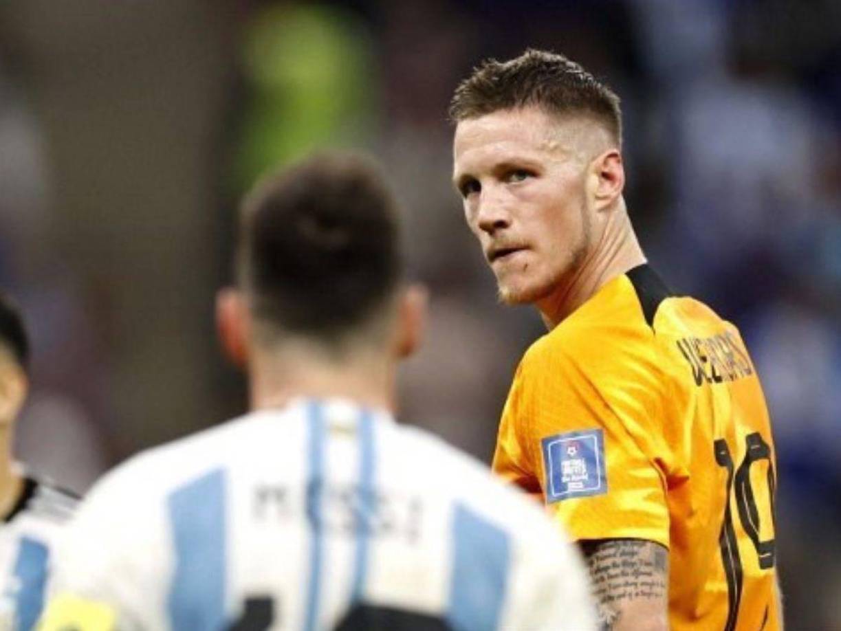  El delantero neerlandés Wout <i>Weghorst</i>, al que Messi tildó de “bobo” podría llegar a la Premier League de Inglaterra. Según medios ingleses, el Manchester United lo tiene en la mira para este 2023.