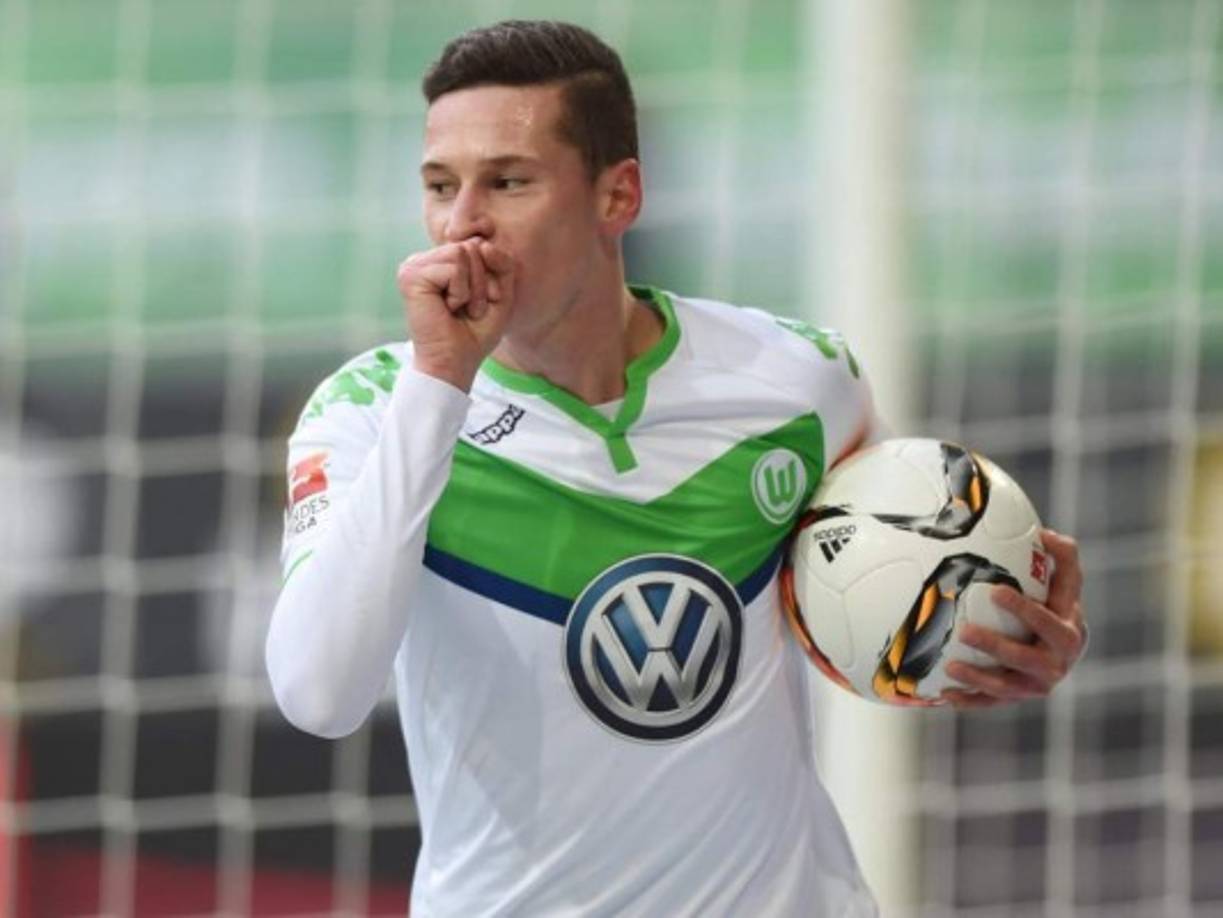 Según Ok Diario, el Real Madrid habría llegado a un acuerdo con el jugador alemán Julian Draxler. La operación no se llevaría a cabo hasta que James Rodríguez saliera del Madrid y dejará su plaza libre y dinero para poder acometer el fichaje, ya que el Wolfsburgo no se muestra predispuesto a venderlo.