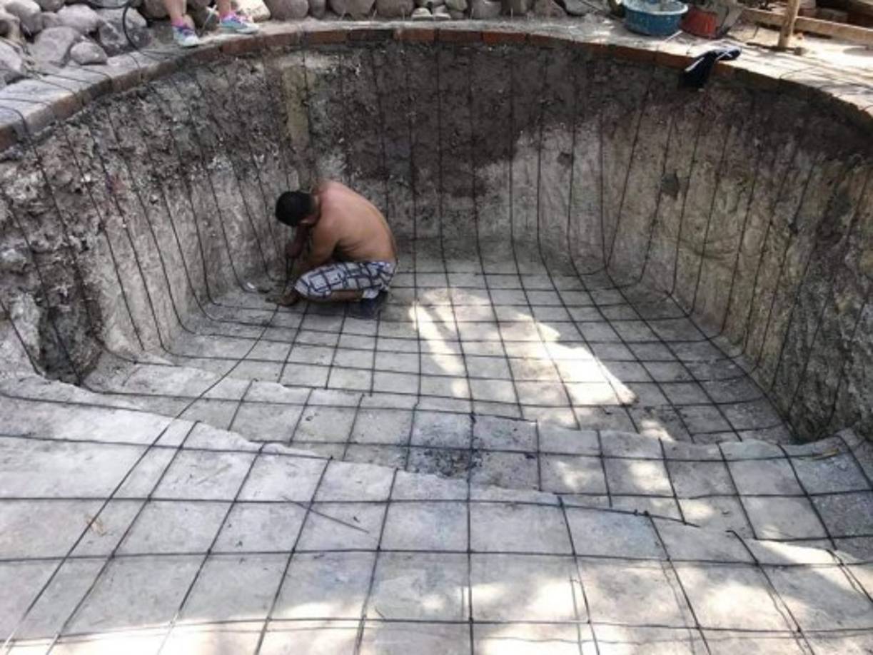 Según el Twitter de Ulises Rodríguez, la piscina está construida en la casa de su familia ubicada en el municipio Rosario de Mora del departamento de San Salvador.