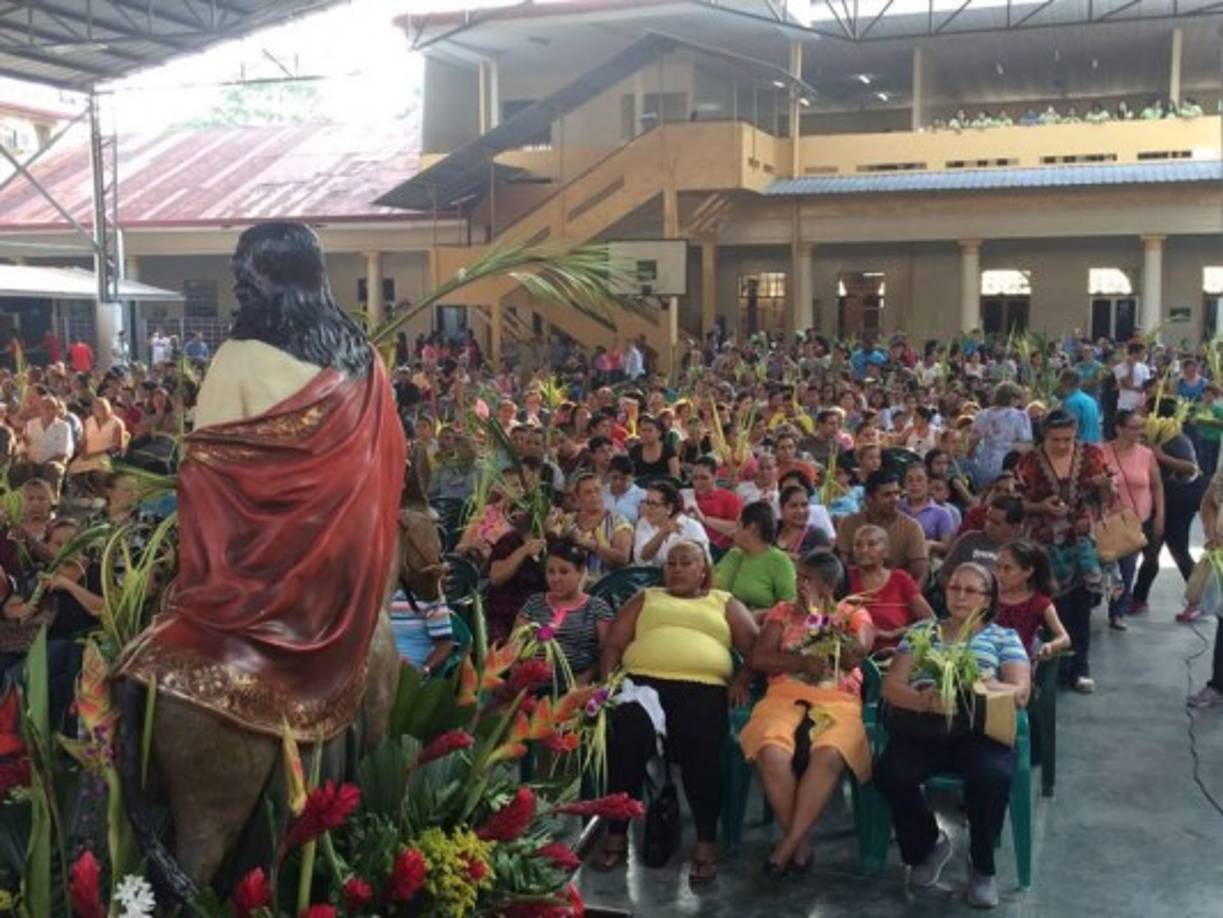 Los feligreses sampedranos a la espera de recibir la bendición de las palmas en el instituto María Auxiliadora.