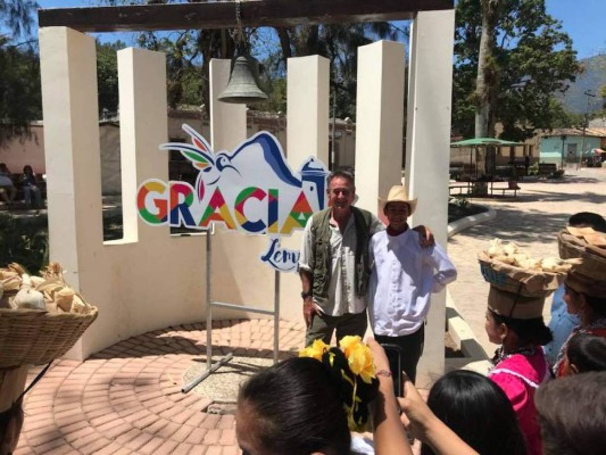 En Gracias, Lempira, algunas personas nativas aprovecharon para tomarse una foto con el reconocido documentalista.