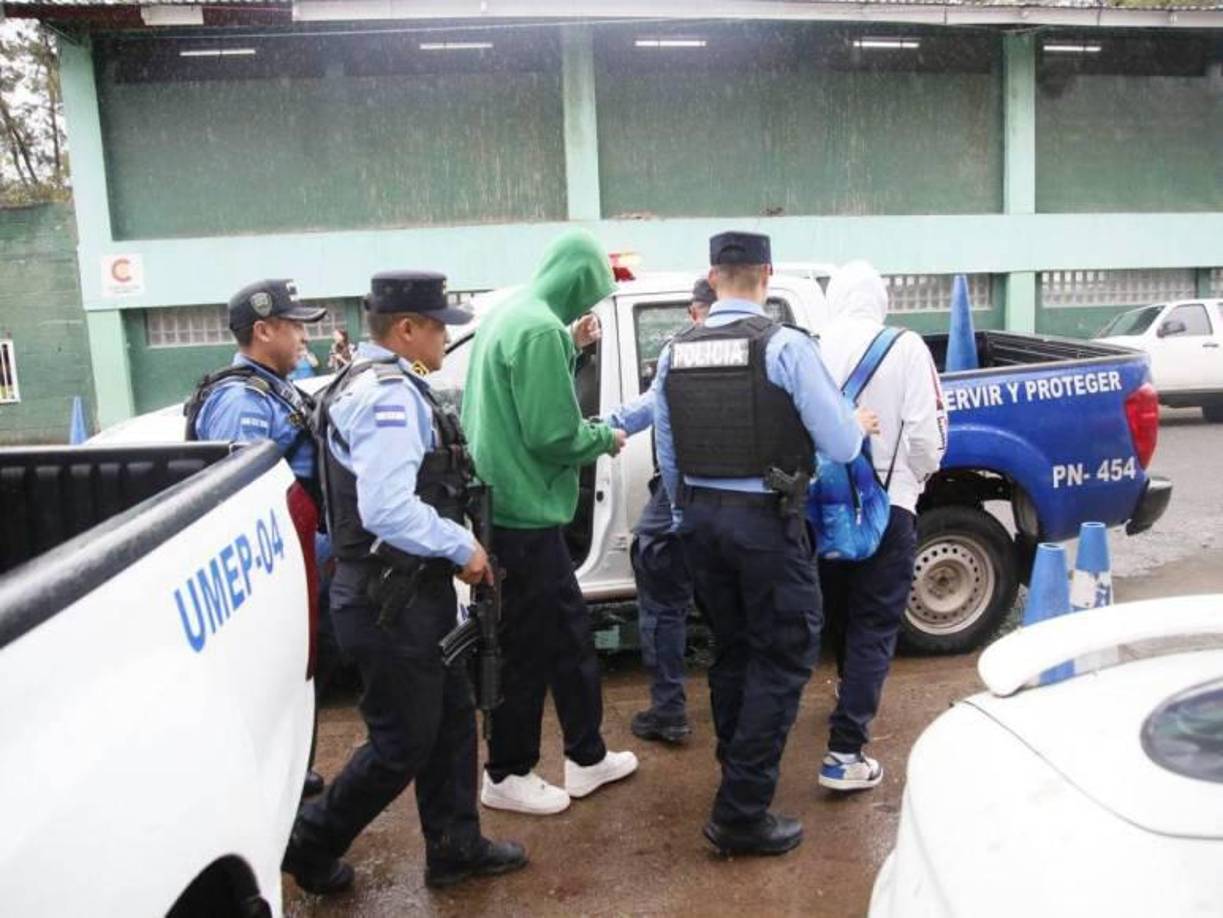 Estos jóvenes fueron trasladados primero a la estación policial de la colonia Kennedy y posteriormente a la sede de la Dirección Policial de Investigaciones (DPI).