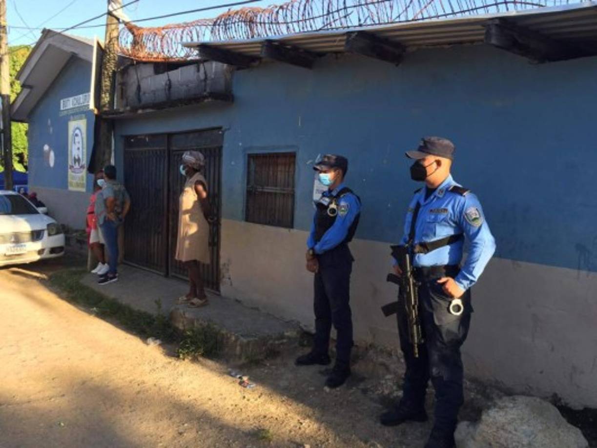 Policías y militares en La Ceiba custodian los centros de votación para que prevalezca el orden.